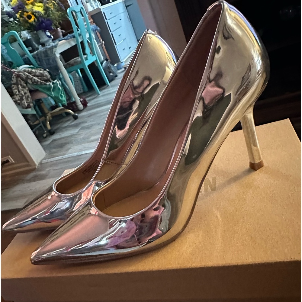 Never worn Steve Madden heels size 6